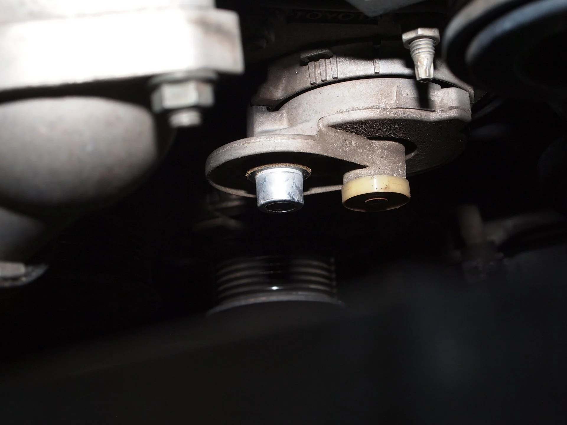 01 LX470 day 4 oil fliter, tensioner pulley bearning, after cleaning 001 (54).webp