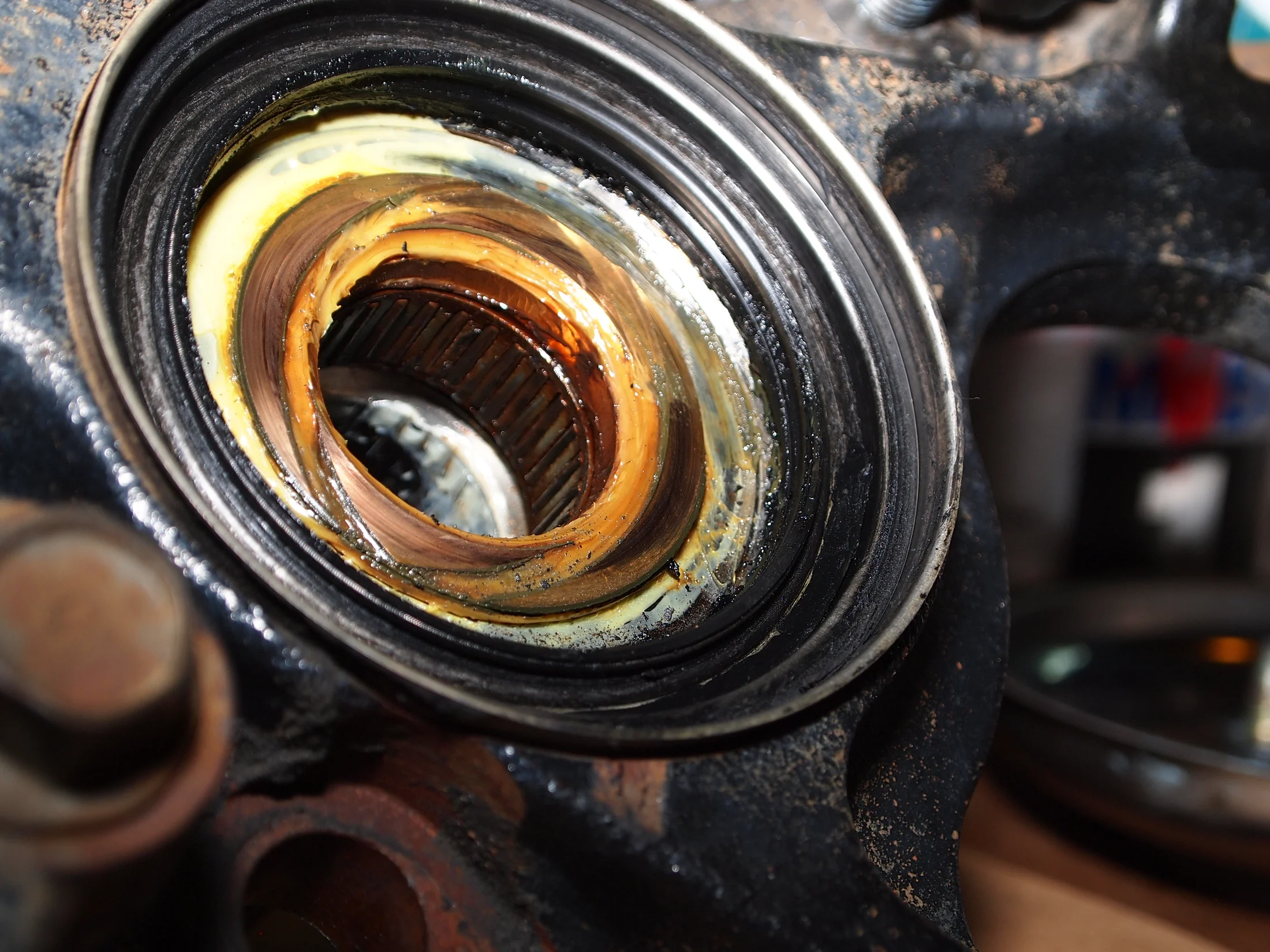 01 LX470 PS Knuckle Axle bearings & bushing 4-6-16 048.webp