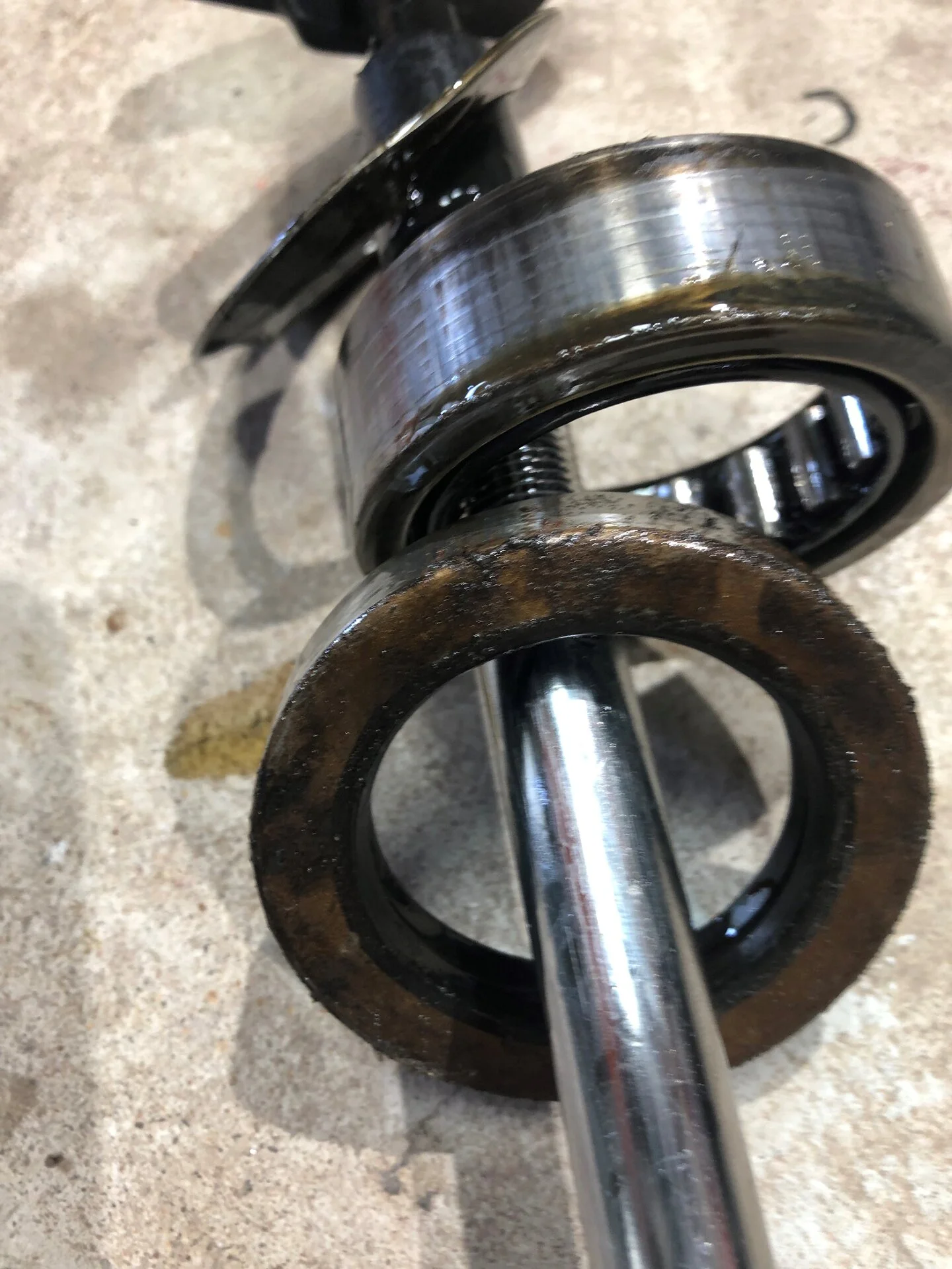 05.15.2022.Rear Axle.2(Old Bearing & Seal).webp