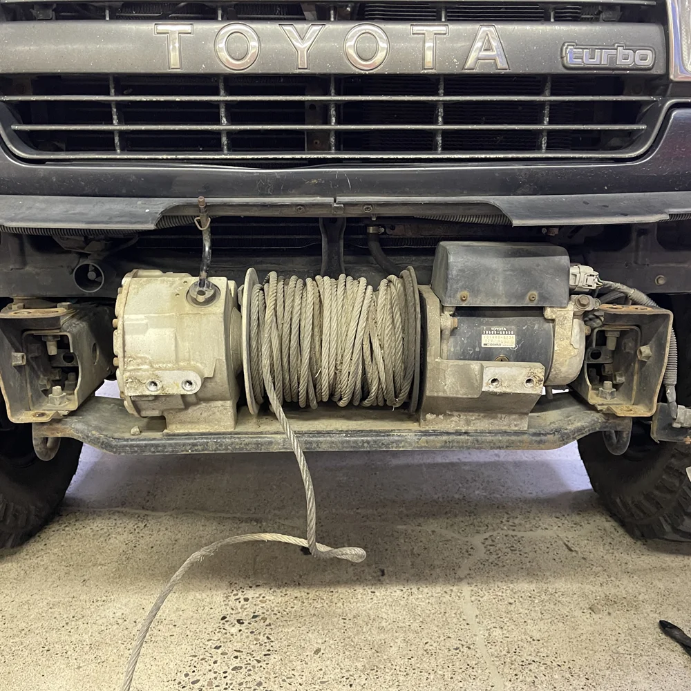 05-Winch-fairlead-plate-removed.webp