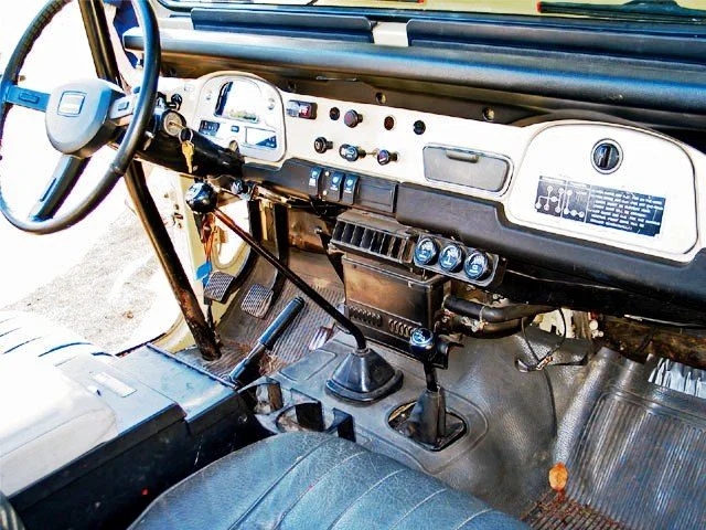0803_4wd_06_z+1982_toyota_fj40_land_cruiser+interior_dashboard.webp