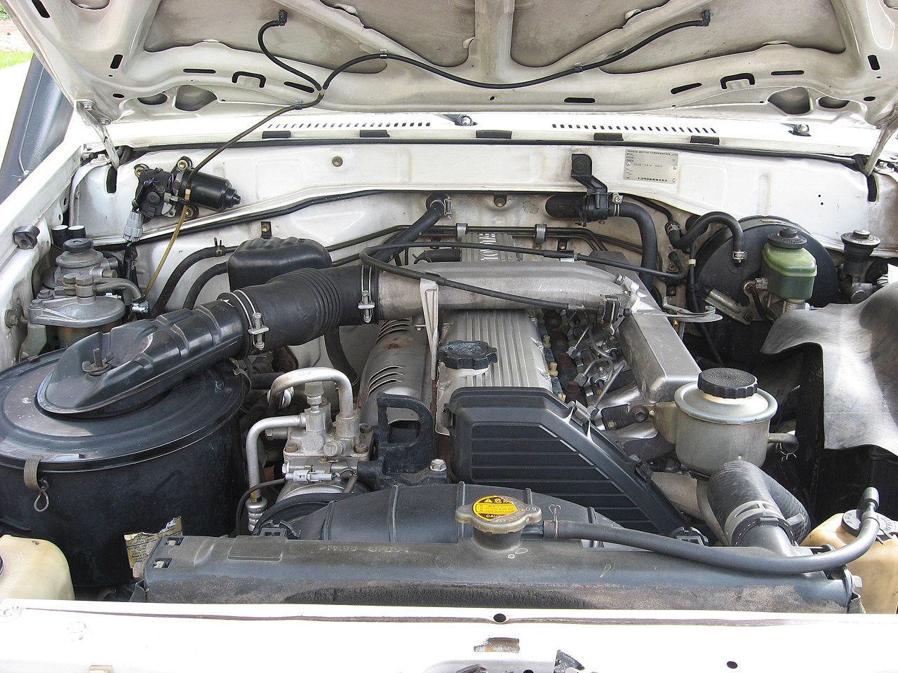 1280px-TOYOTA_1HZ_engine_01.jpg