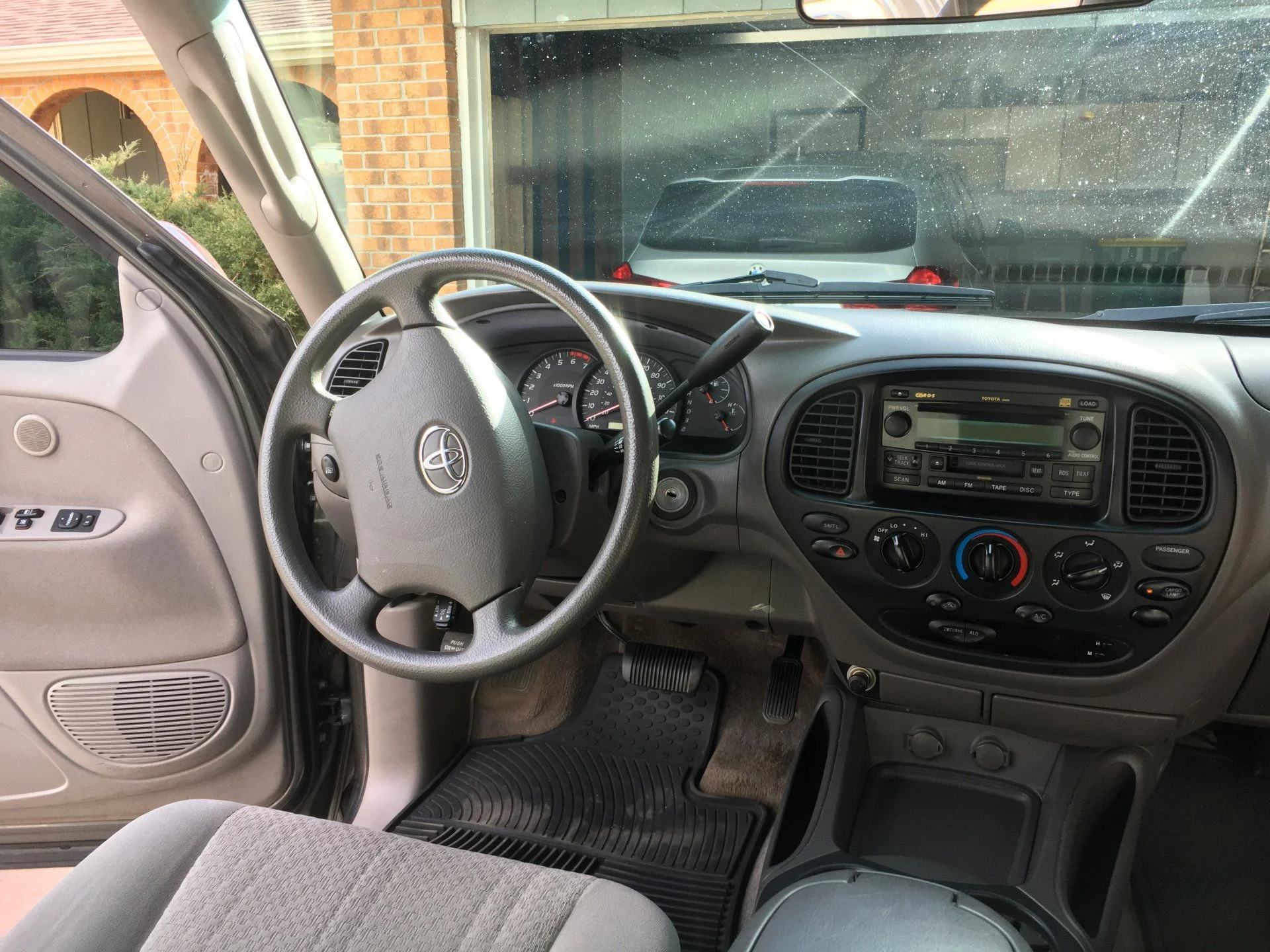 14_Cockpit_1.webp
