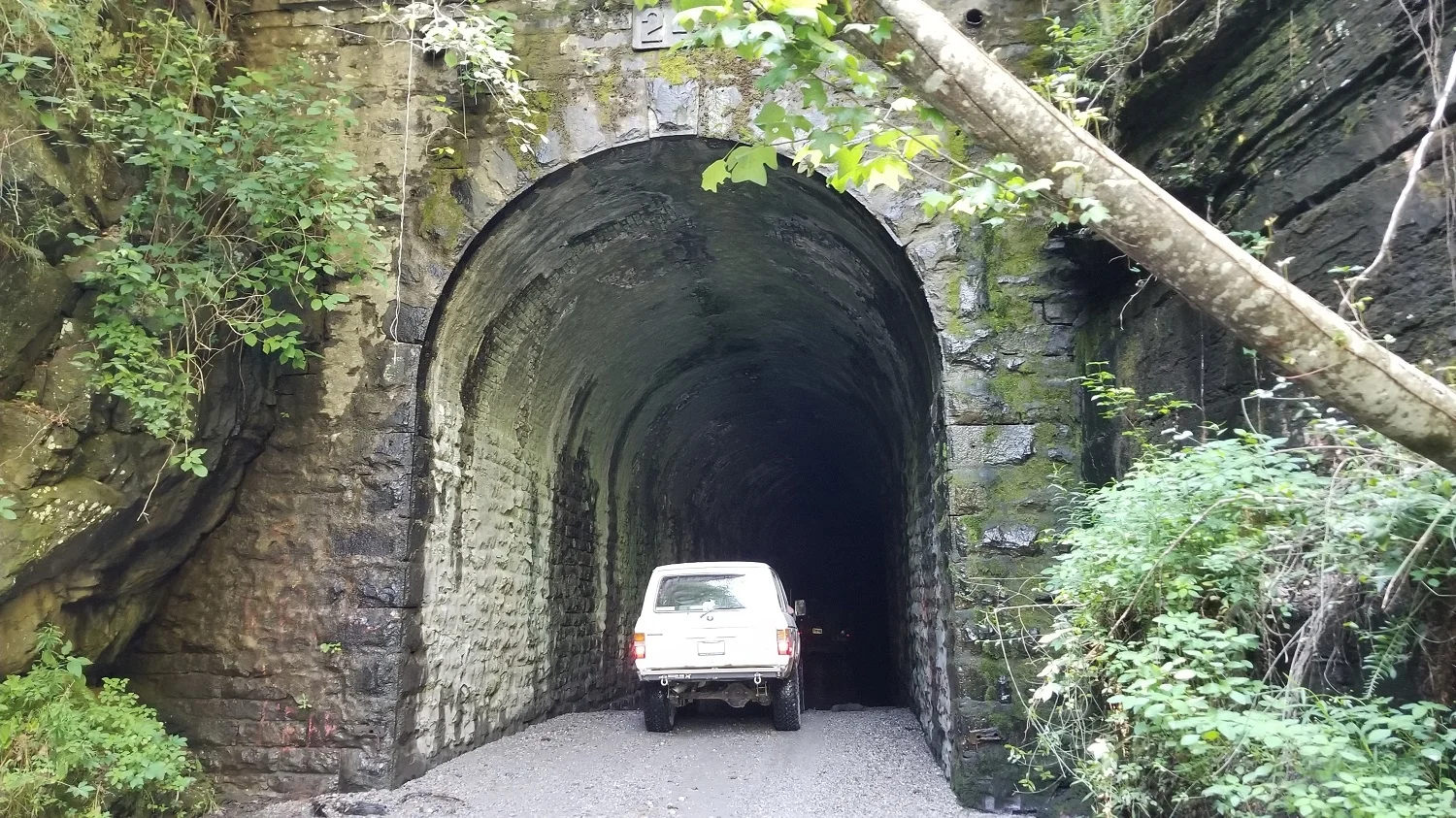 178--FJ60-at-nemos-tunnel.webp
