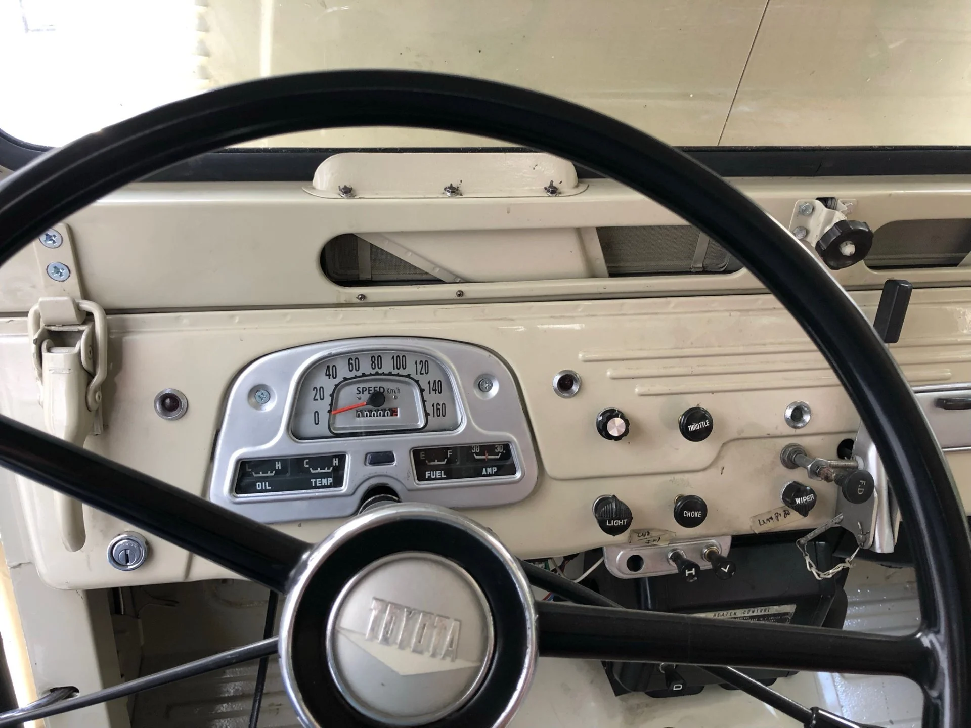 1965_FJ40_Dashboard_Knobs_Horn_Wheel.jpg