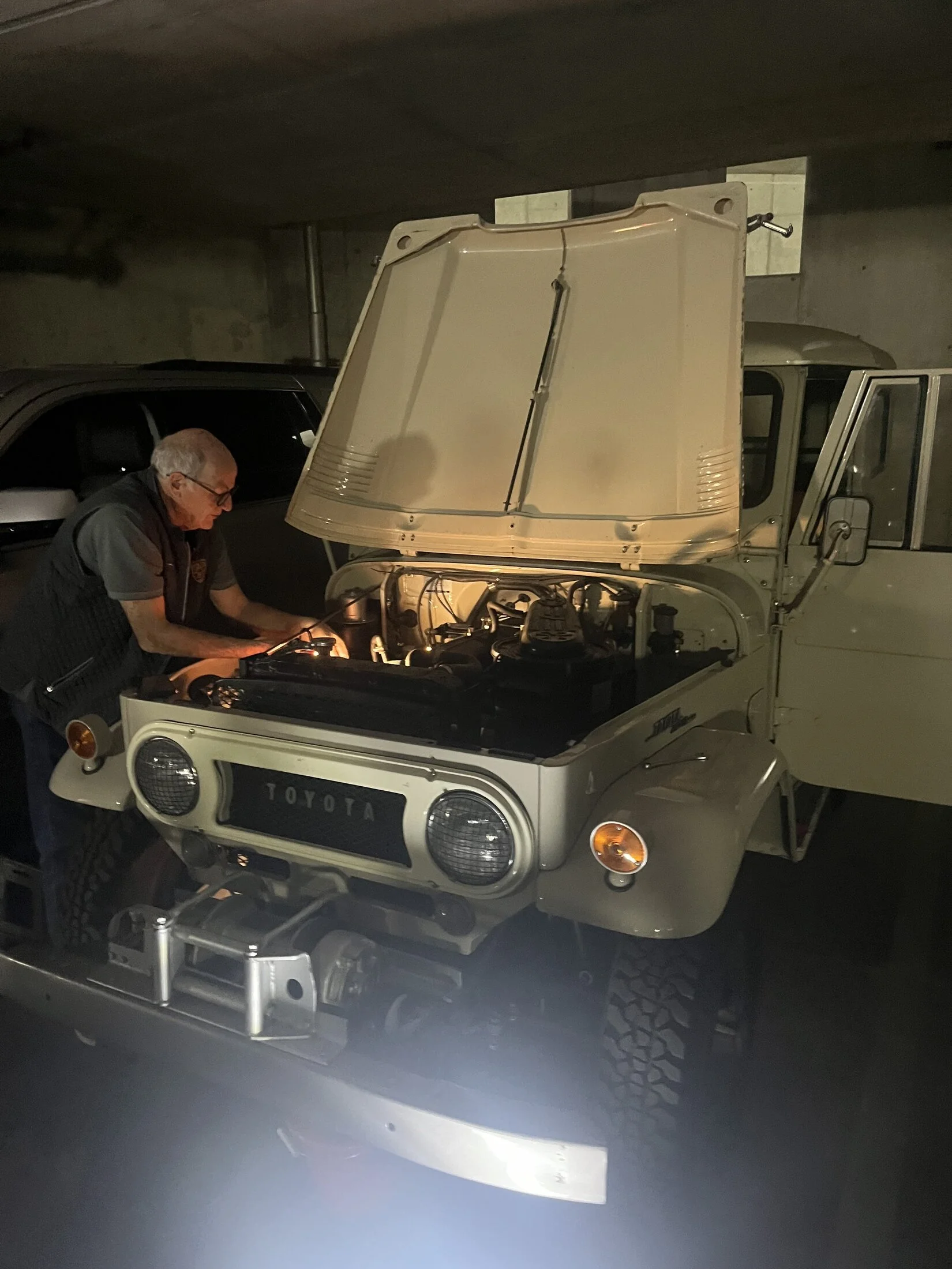 1965_FJ40_Repair_Water_pump.webp