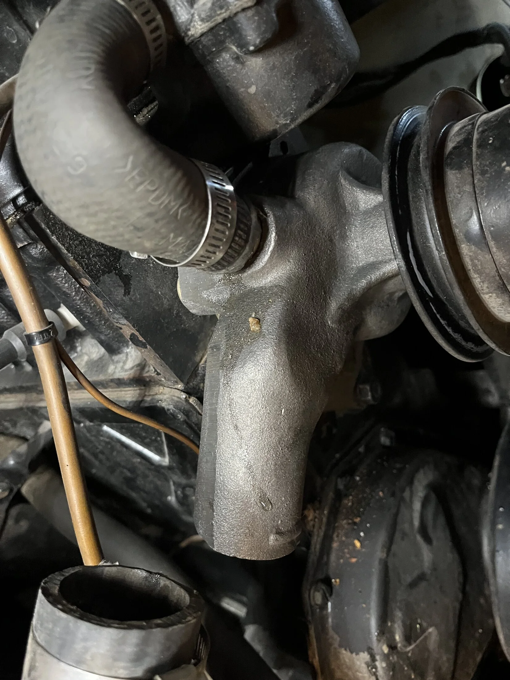 1965_FJ40_Repair_Water_pump6.webp