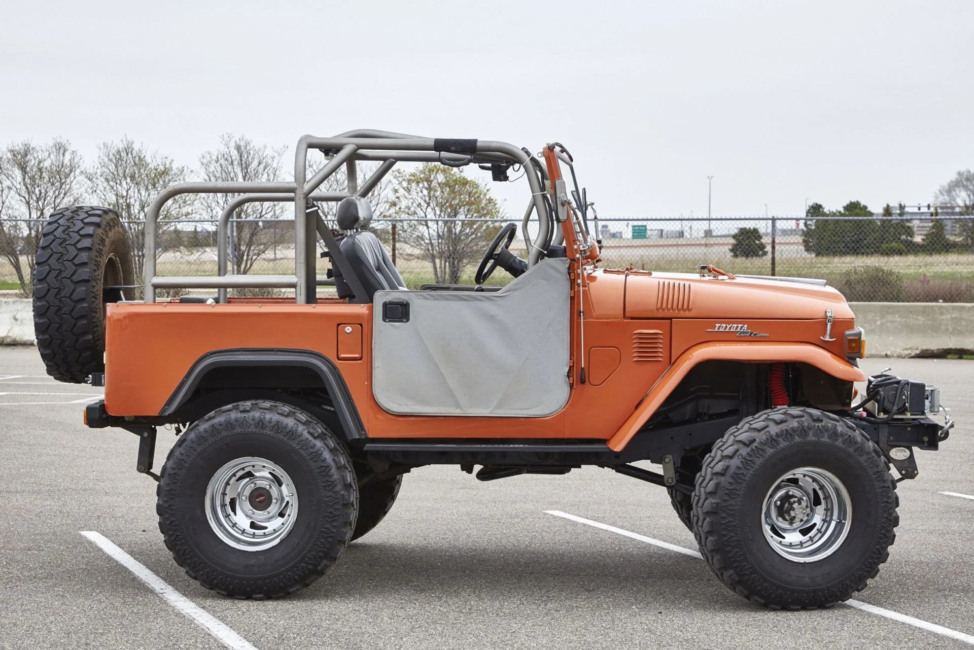 1969_toyota_land_cruiser_fj40_1556469108ef66e7dff9f98764da69FJ40-07.jpg
