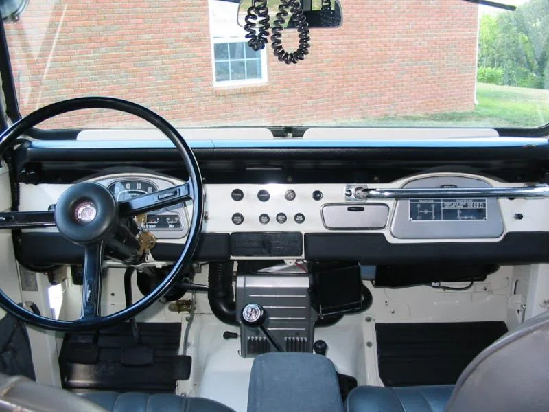 1973 FJ 40 White Cruiser 038.webp