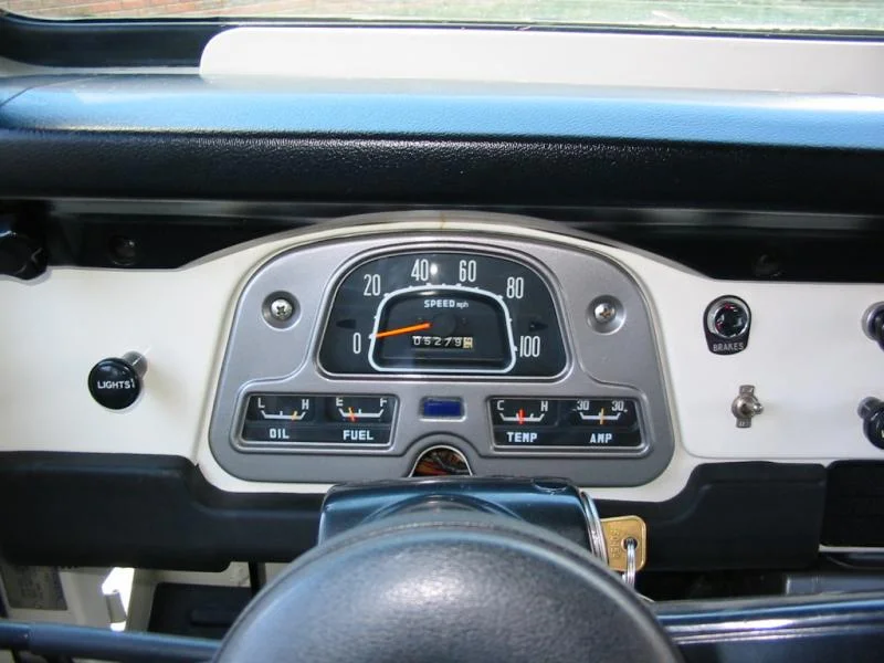 1973 FJ 40 White Cruiser 040.webp