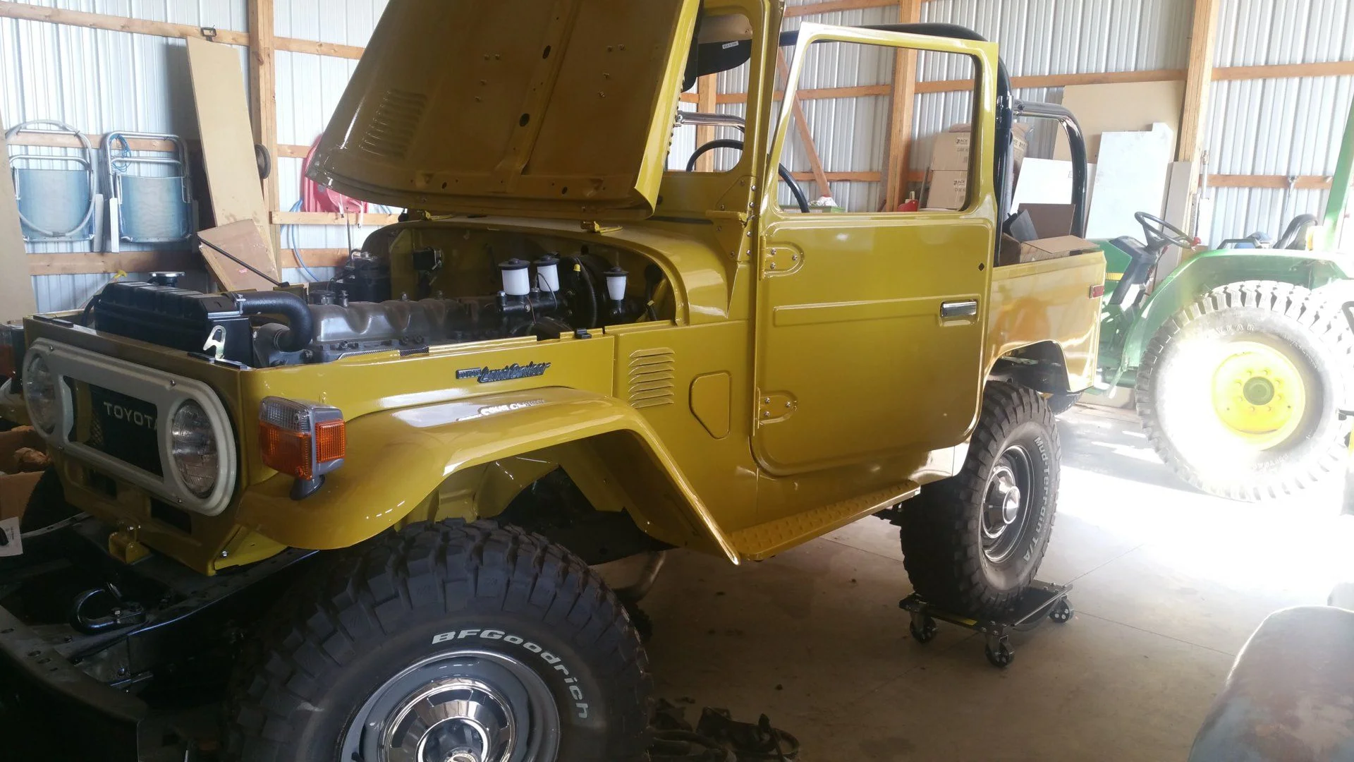 1978 fj40 outside.webp