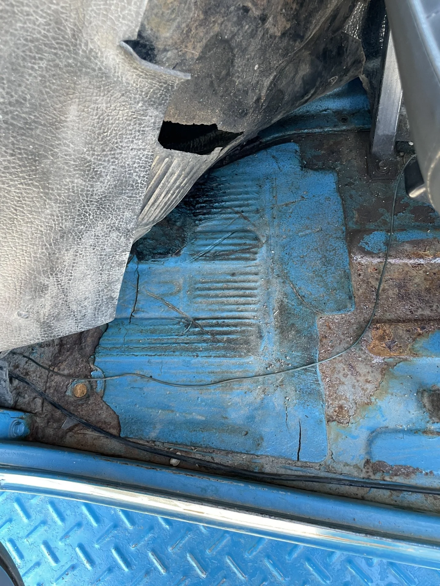 1978fj40driversidefloorpan.webp