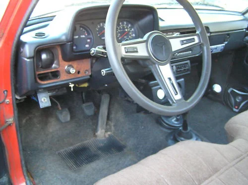 1979-toyota-4x4-interior.webp