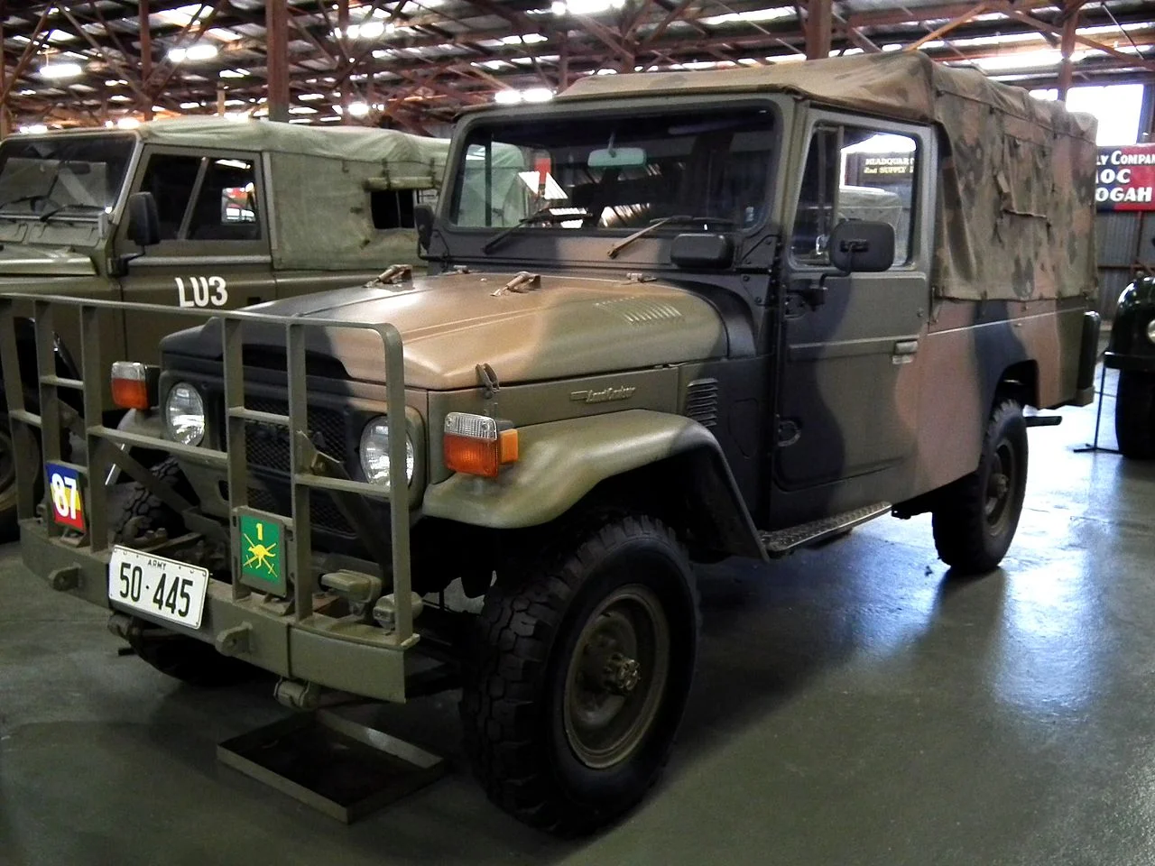 1982_Toyota_Landcruiser_HJ47_utility_(5636692973).webp