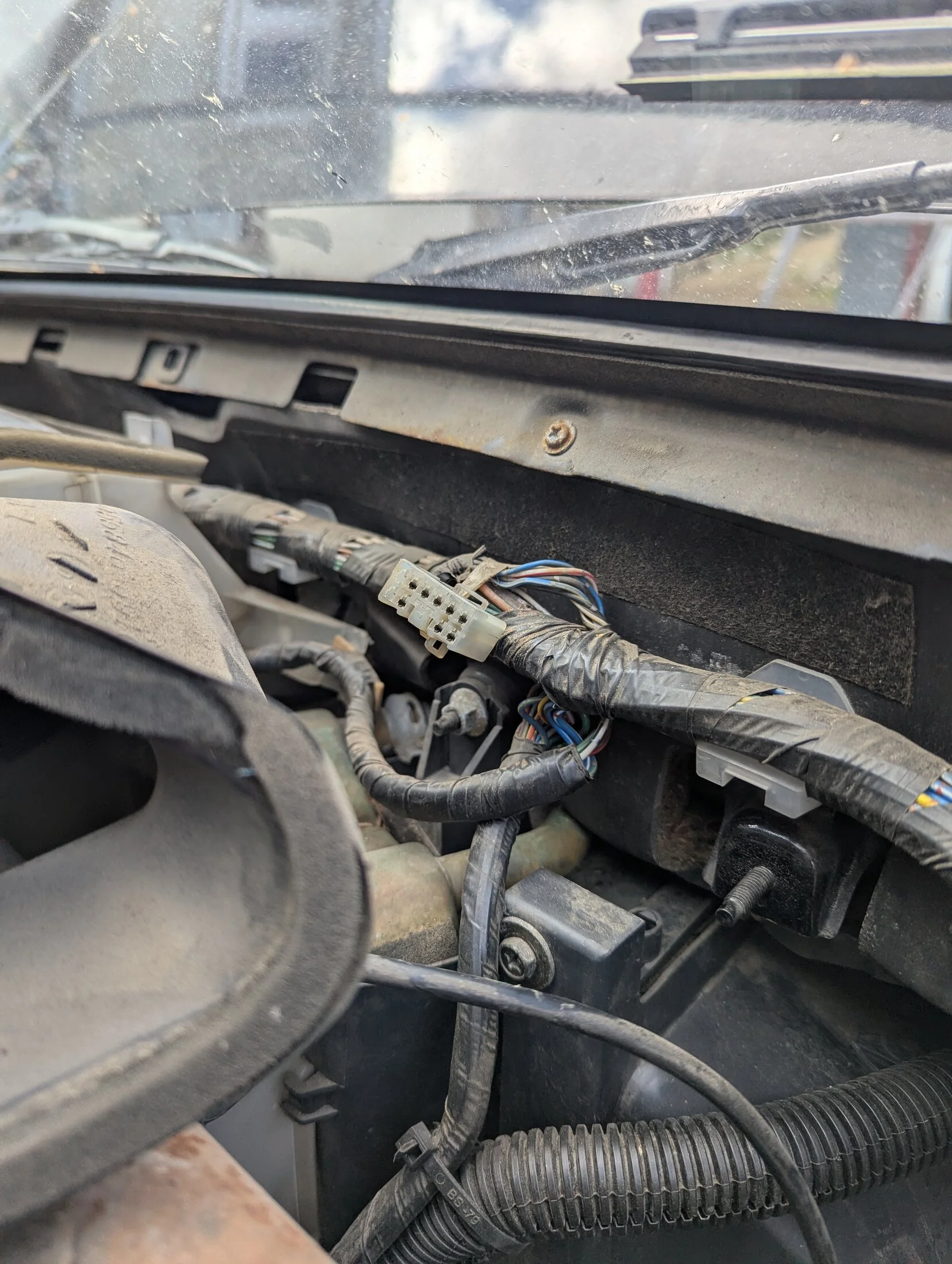 1990 22RE Harness Plug.webp