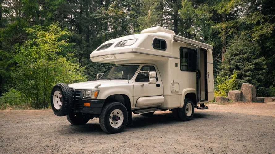 1993-toyota-hilux-galaxy-fiberglass-camper.webp