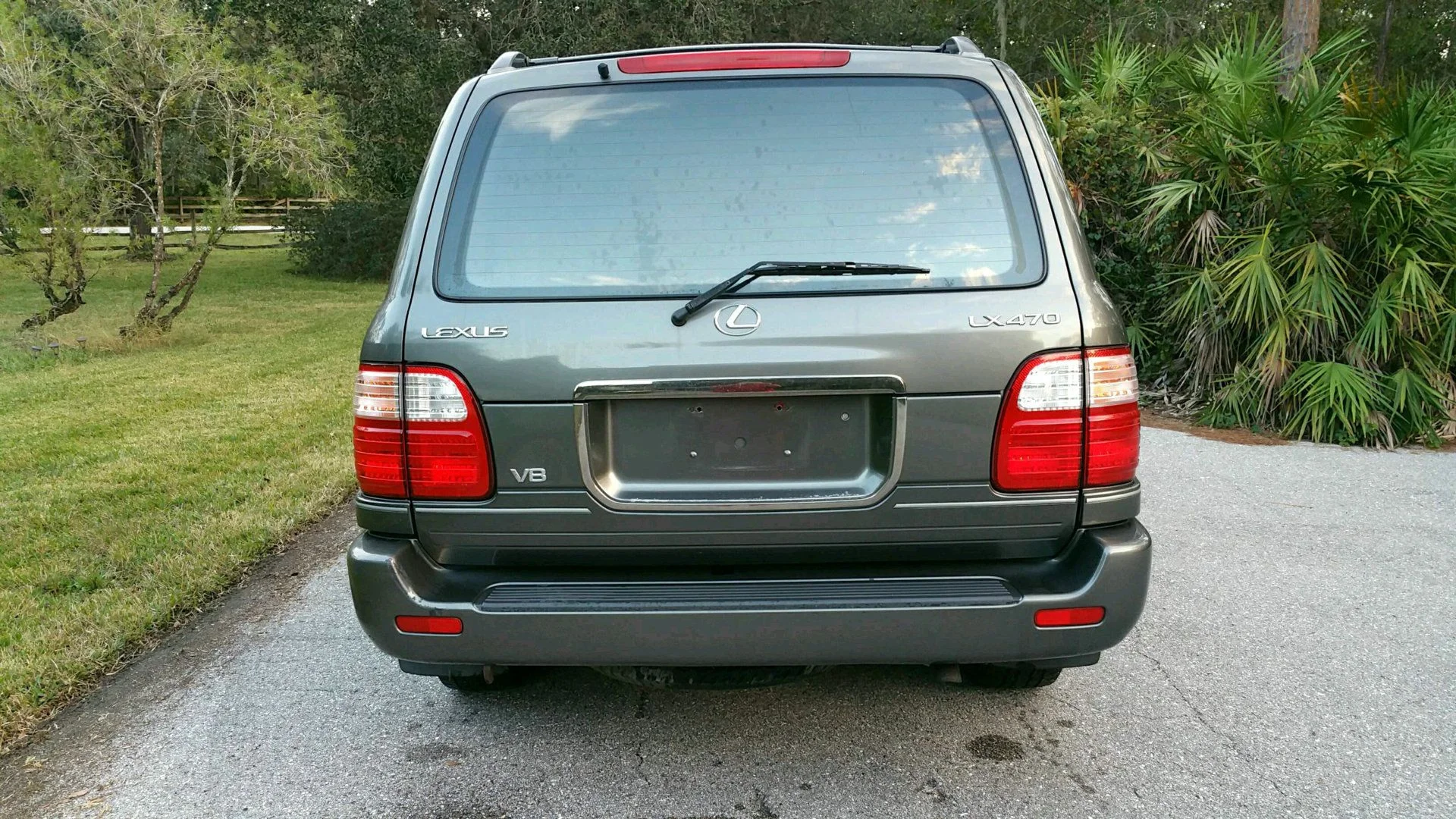 1999 LEXUS LX470 REAR YARD .webp