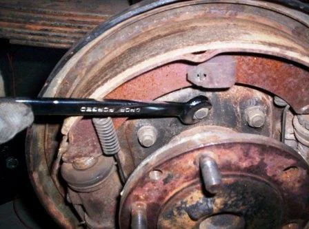 2 Remove the 6 nuts on the drum assembly.webp