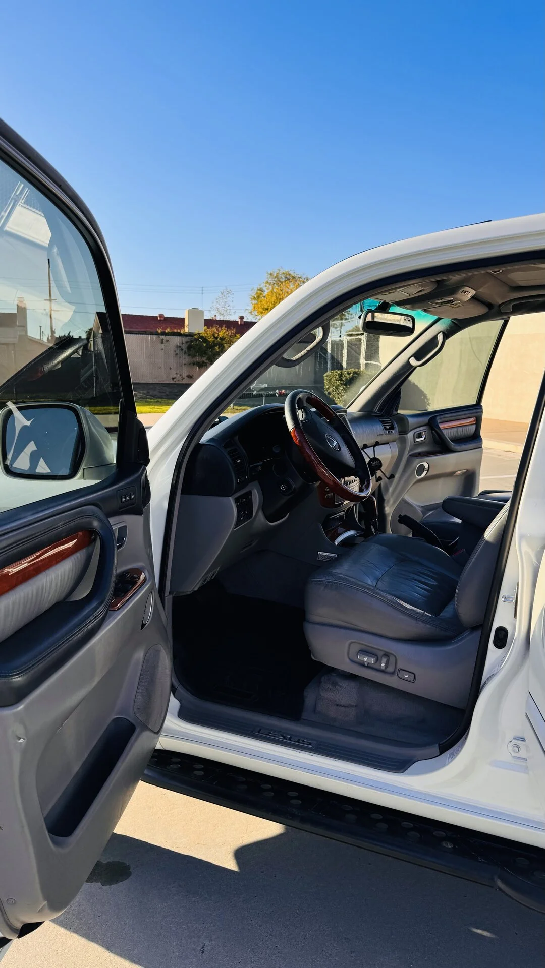 2005-Lexus-LX470_185k_04.JPG