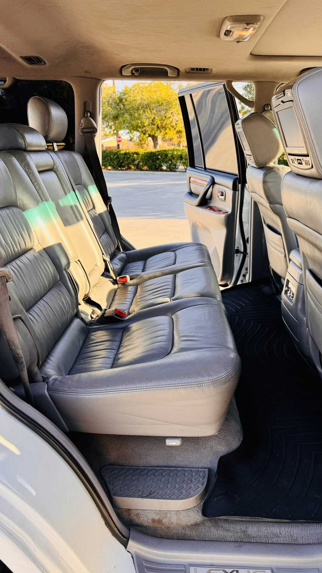 2005-Lexus-LX470_185k_06.webp