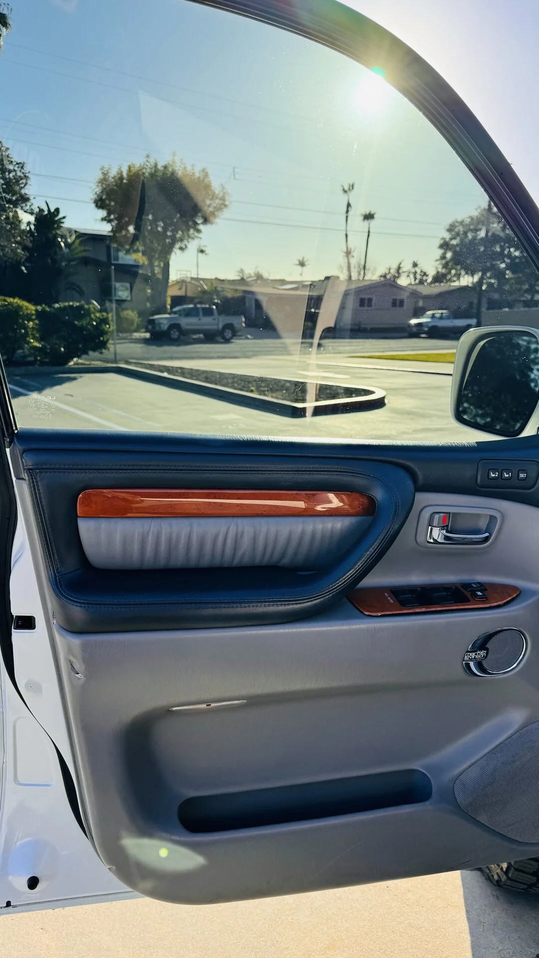 2005-Lexus-LX470_185k_11.webp