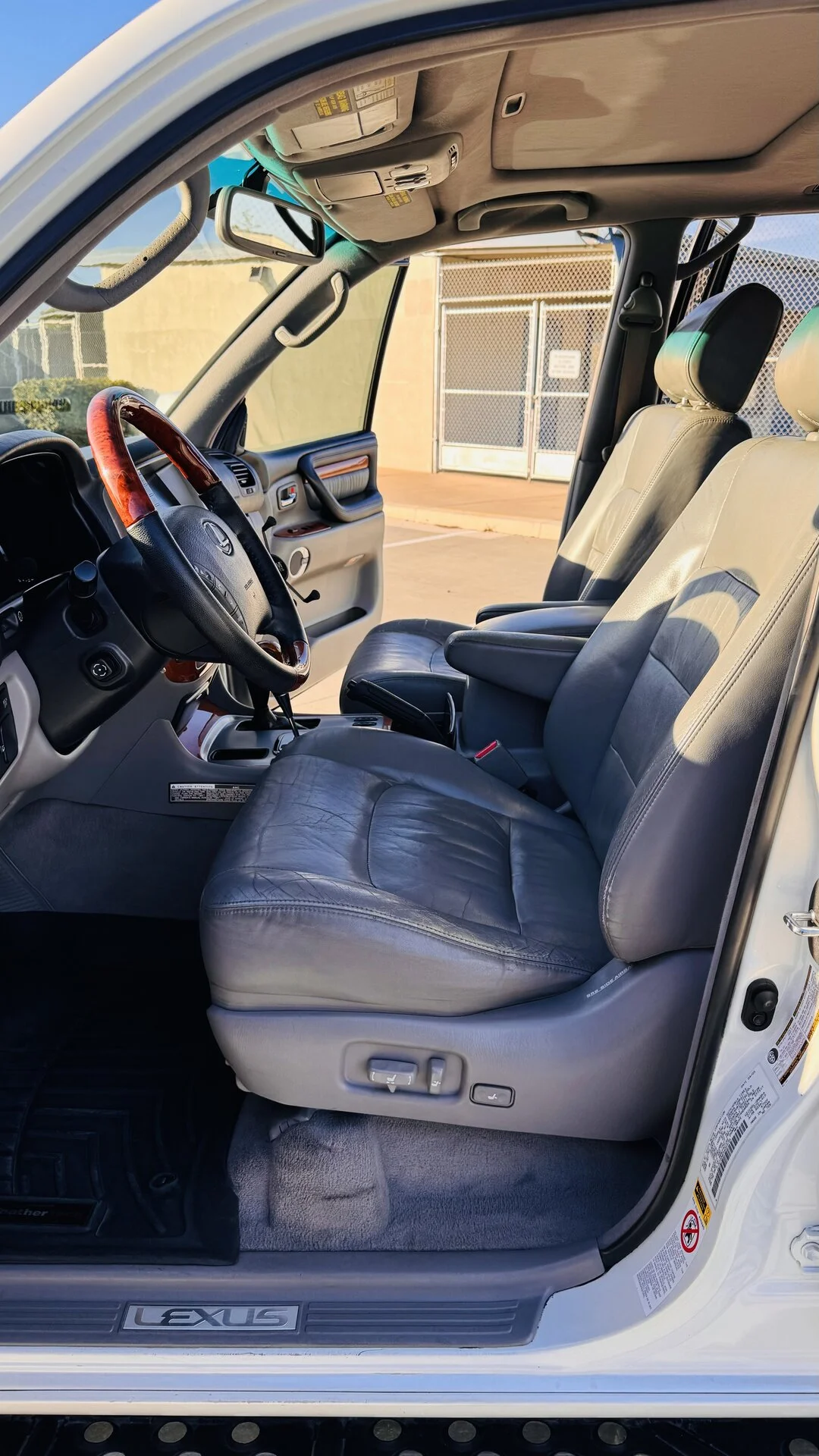 2005-Lexus-LX470_185k_12.webp