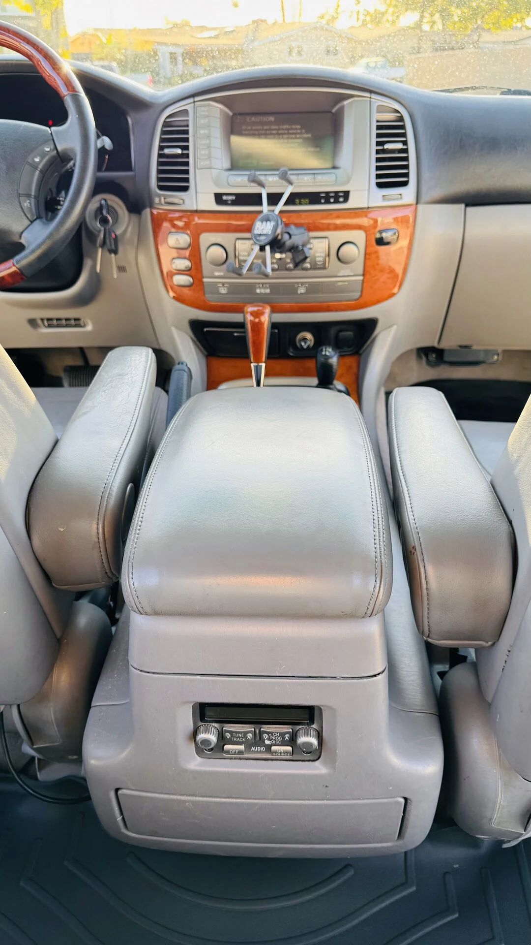 2005-Lexus-LX470_185k_14.webp