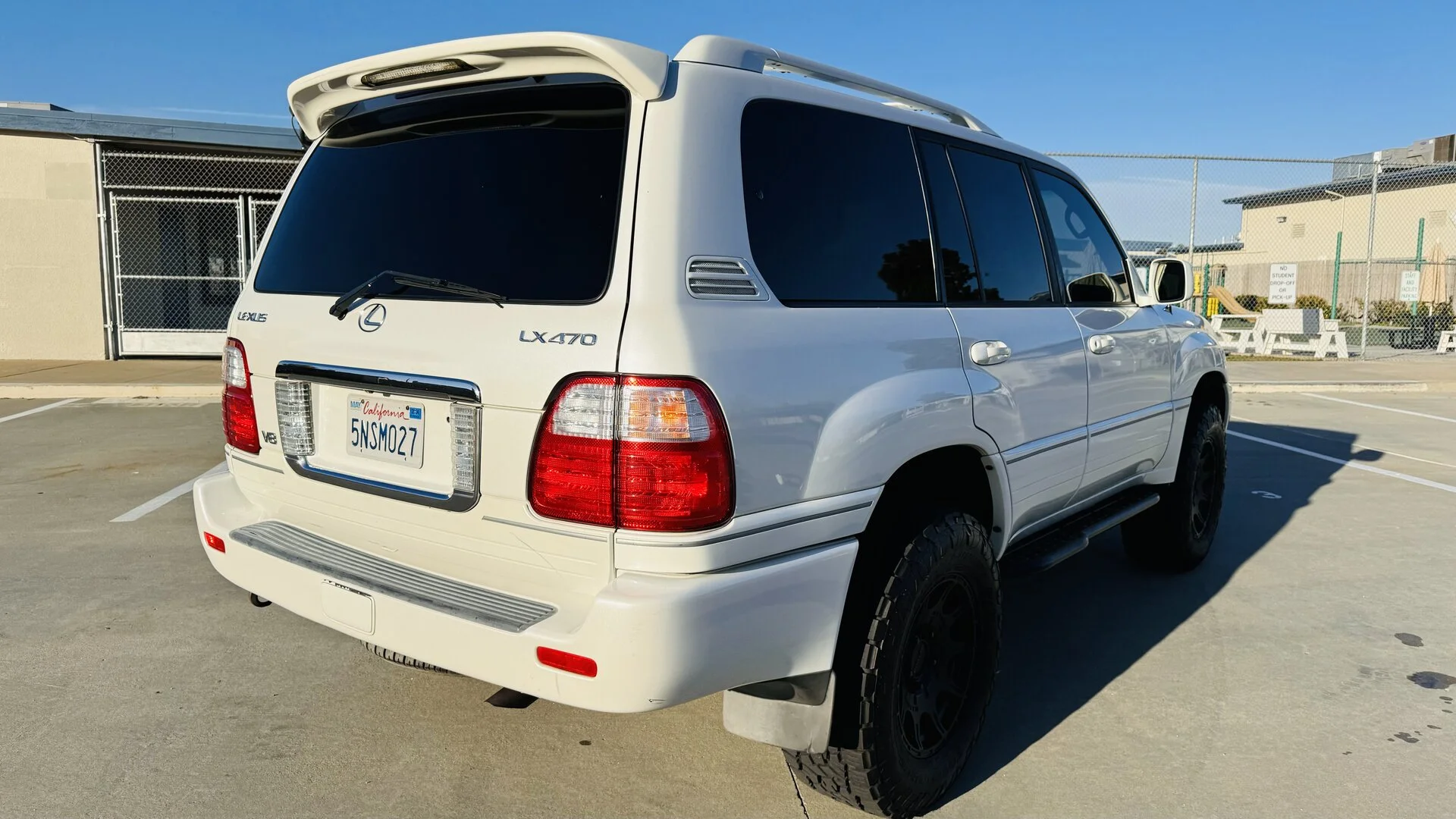 2005-Lexus-LX470_185k_16.webp