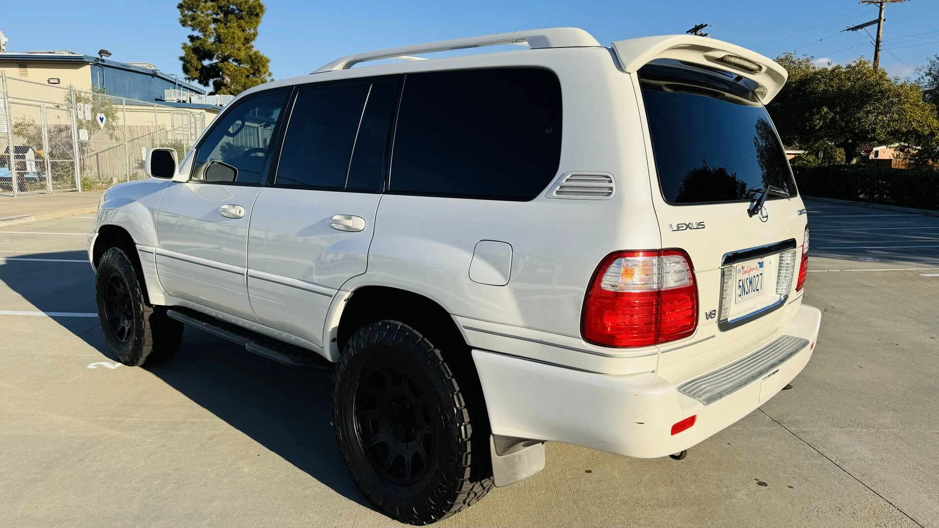 2005-Lexus-LX470_185k_17.webp