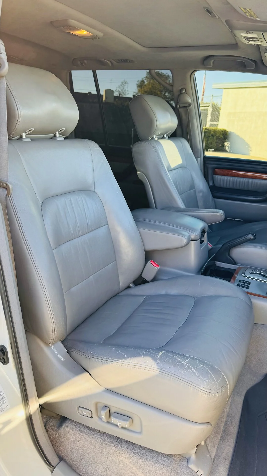 2005-Lexus-LX470_185k_18.webp