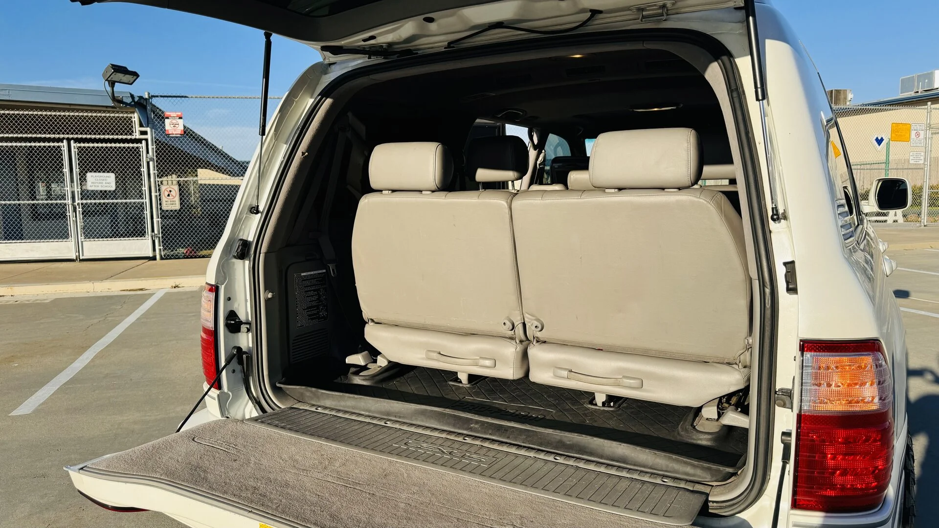2005-Lexus-LX470_185k_20.webp