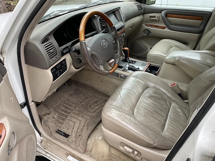 2005-lx470-interior-1.webp