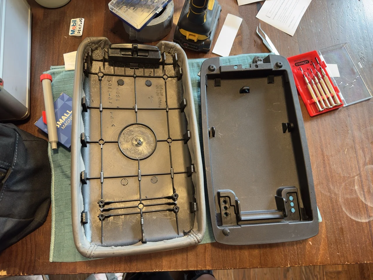 2006 Landcruiser center consol lid latch repair 06.webp
