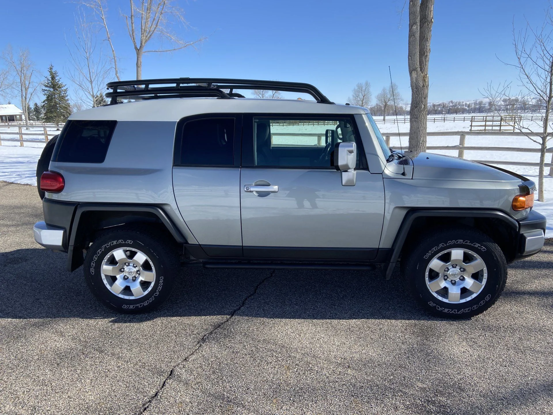 2010ToyotaFJCruiserGray_JTEBU4BF4AK084721 (1).webp