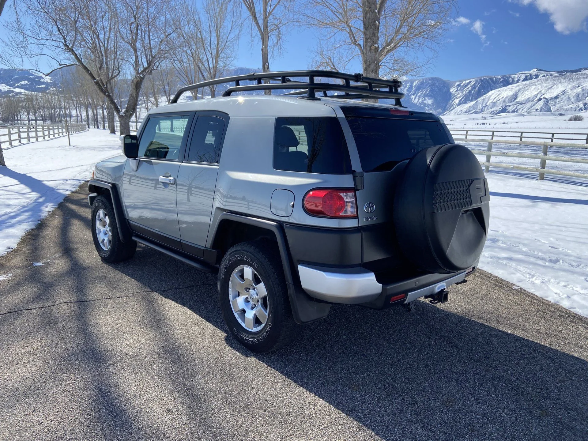 2010ToyotaFJCruiserGray_JTEBU4BF4AK084721 (5).webp