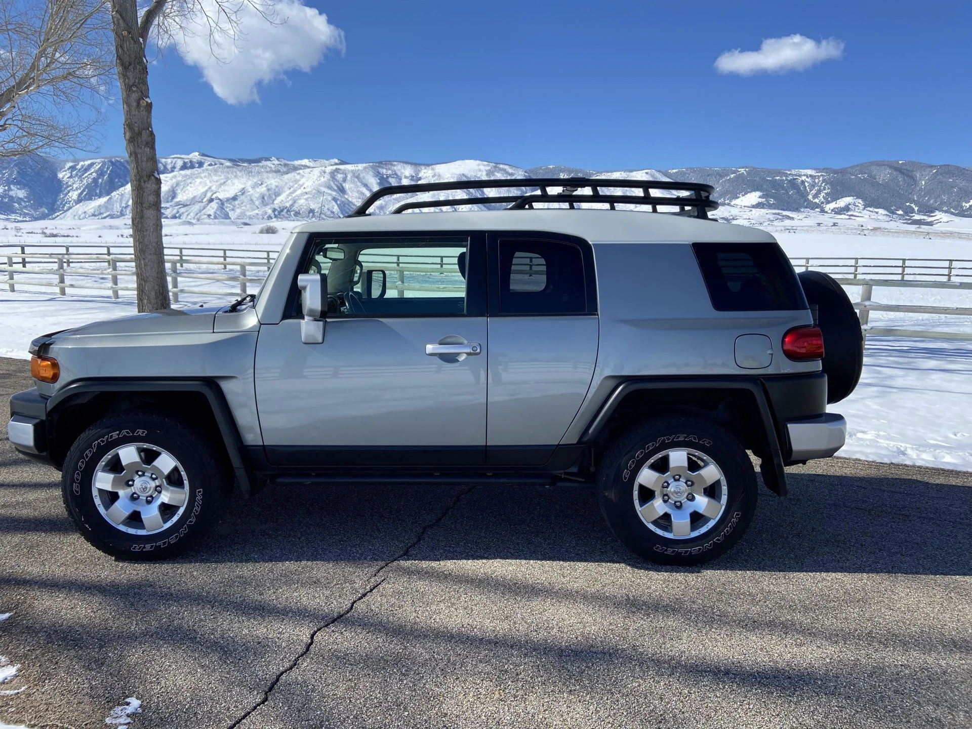 2010ToyotaFJCruiserGray_JTEBU4BF4AK084721 (7).webp