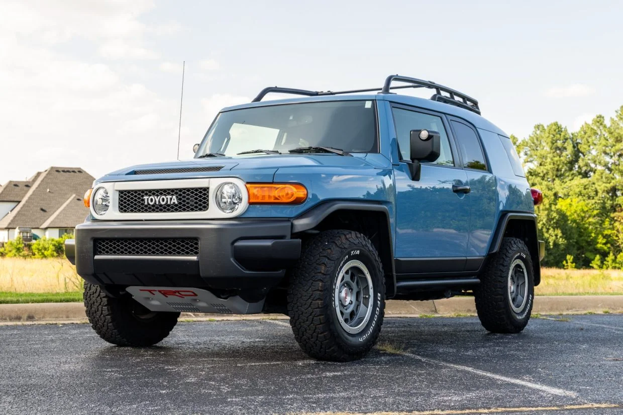 2014_toyota_fj-cruiser_2014_toyota_fj-cruiser_ee62afc4-ca60-4f18-a2dd-35bb9063210d-5e24L3-047...webp