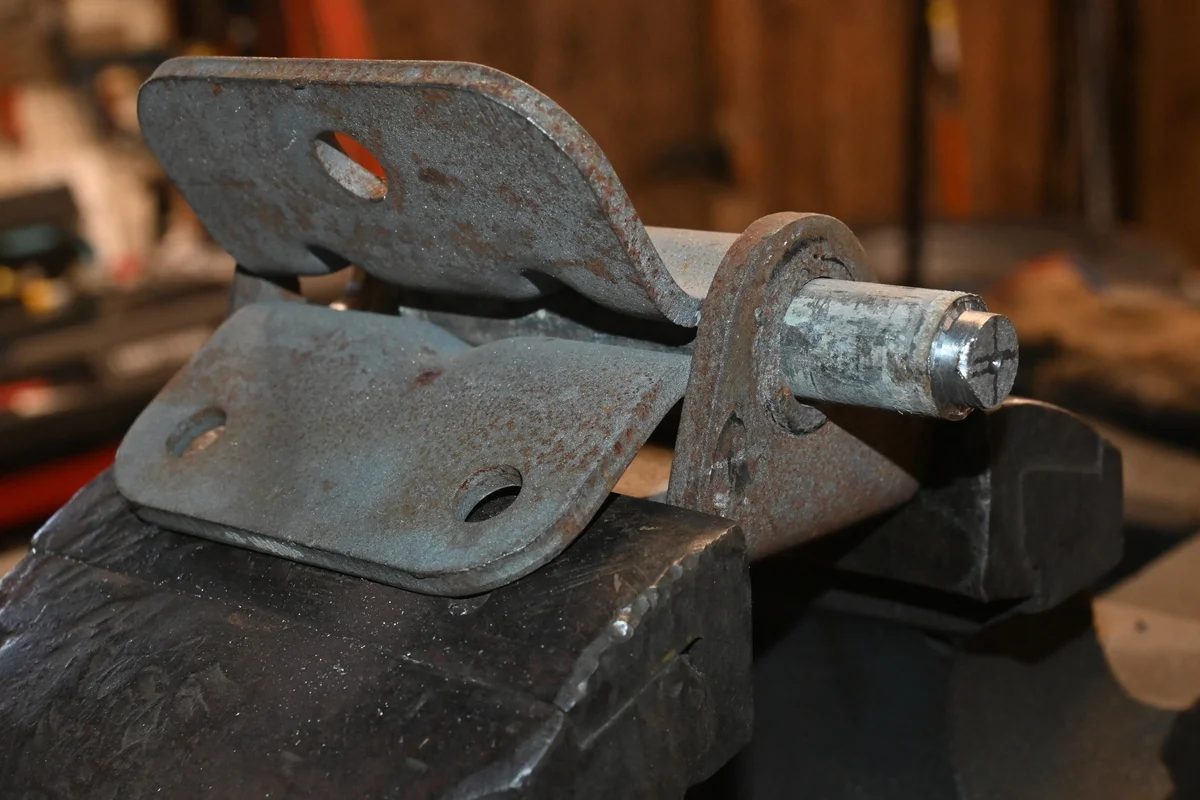 FJ40 Bib Hinge - Pin removal.