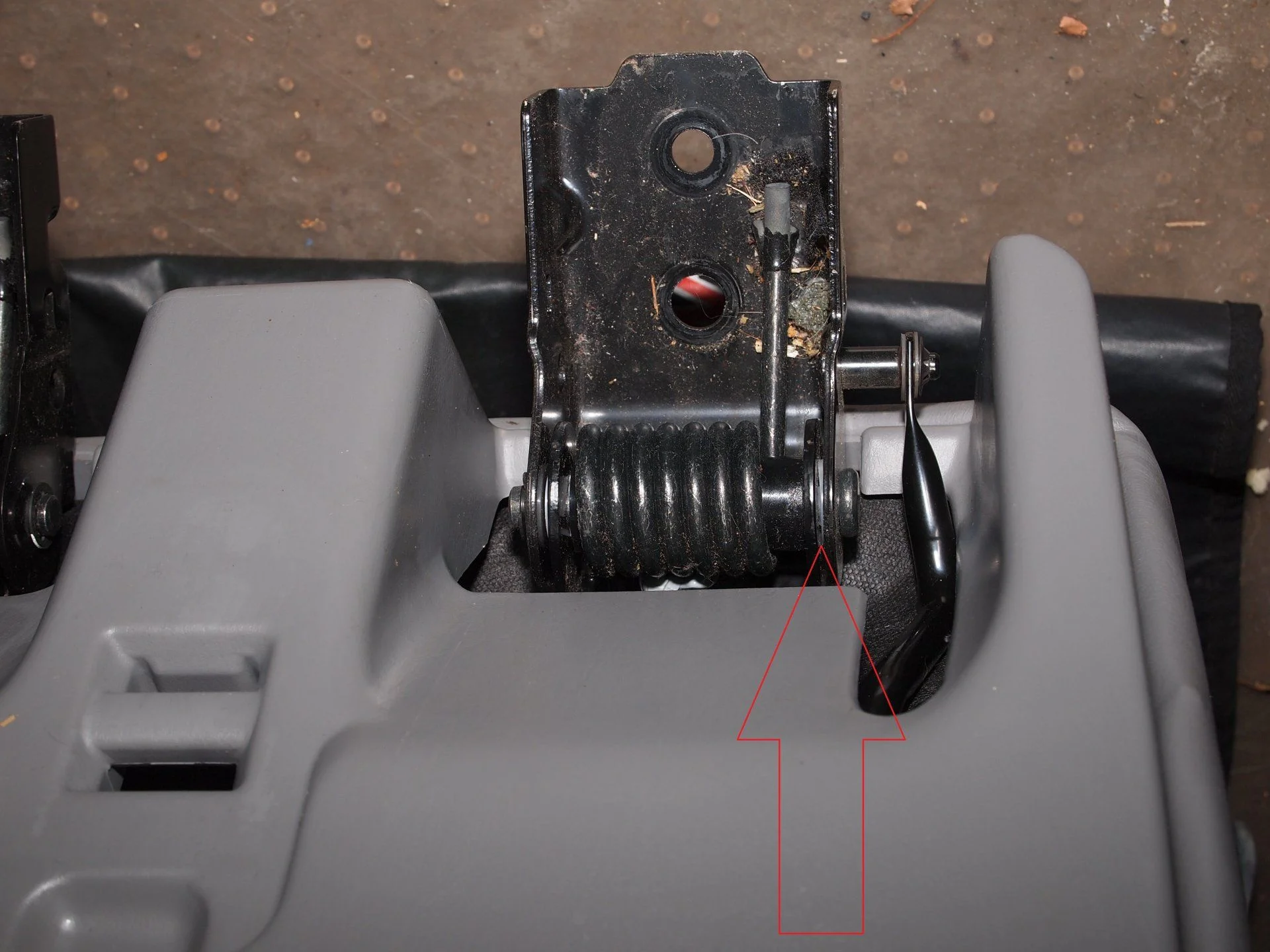 2nd row seat PS hinge.webp