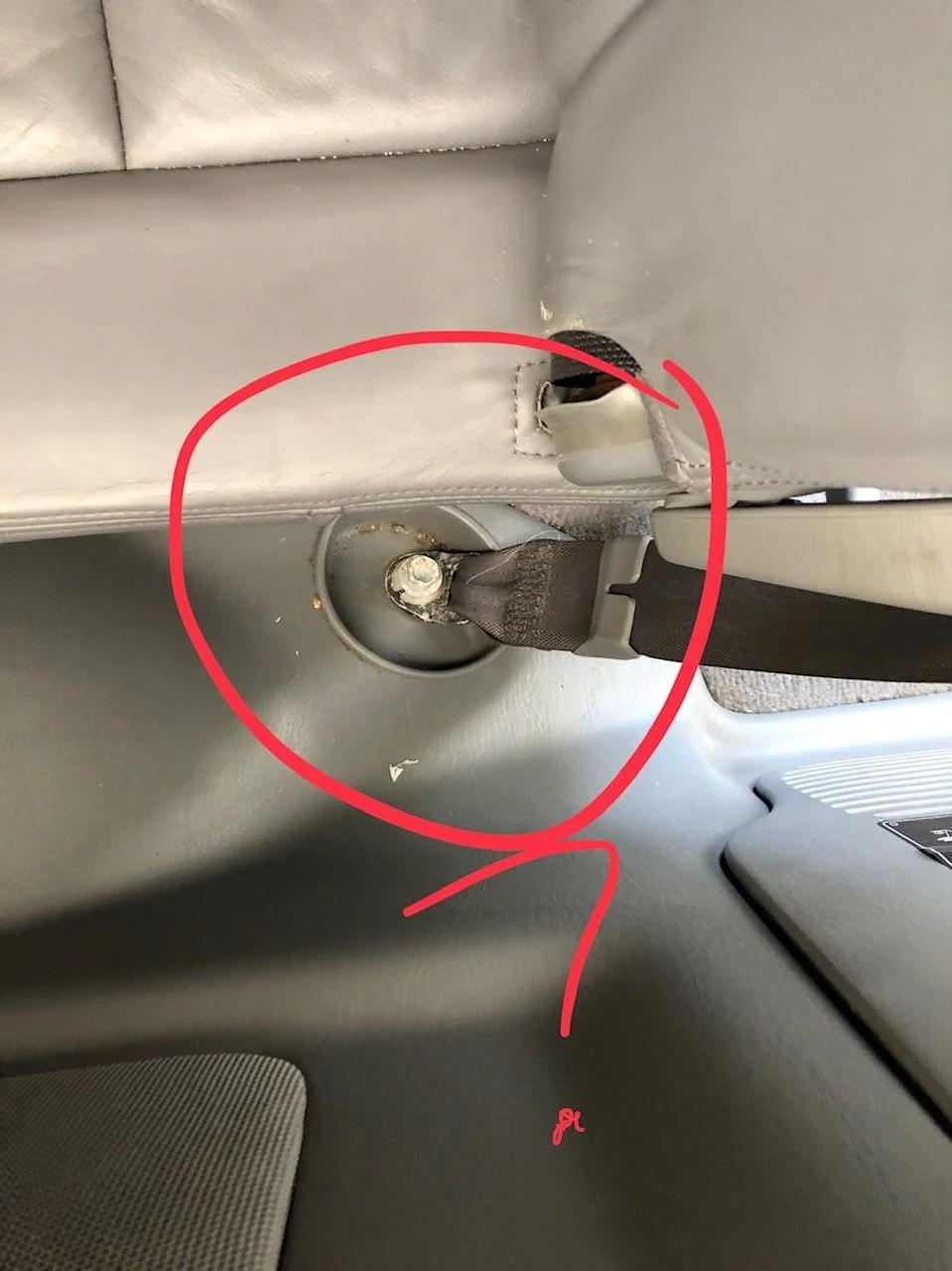 3rd row - seatbelt anchor missing cover2.webp