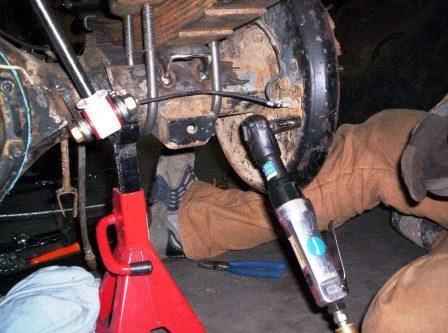 4 Remove the four bolts holding the piston on eahter side.webp