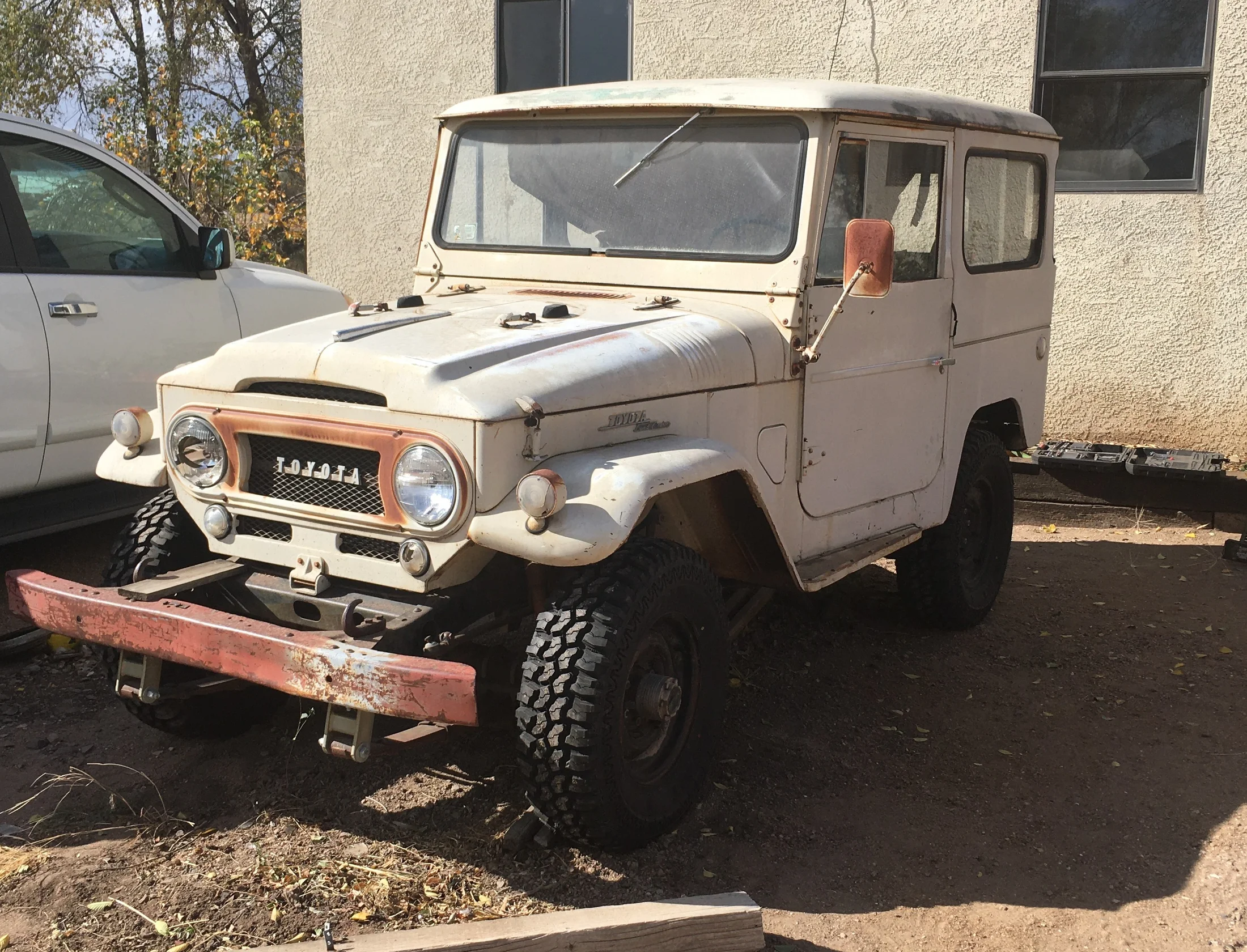 66 FJ50 sitting in the yard 1.webp