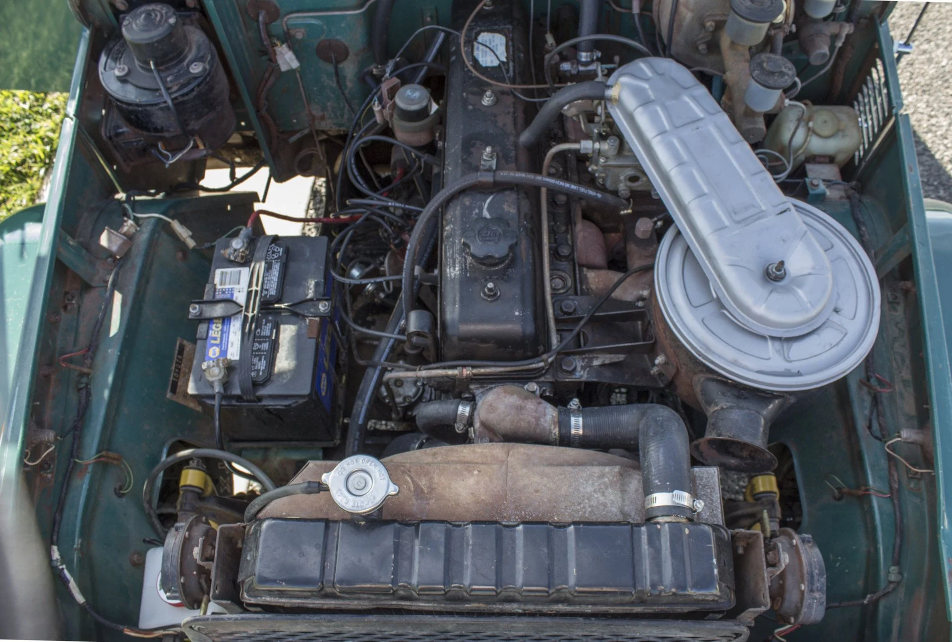 72 Landcruiser interior15.webp