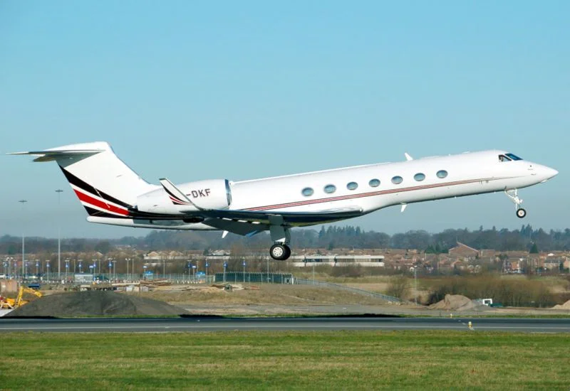 800px-Gulfstream_g550_cs-dkf_arp.webp