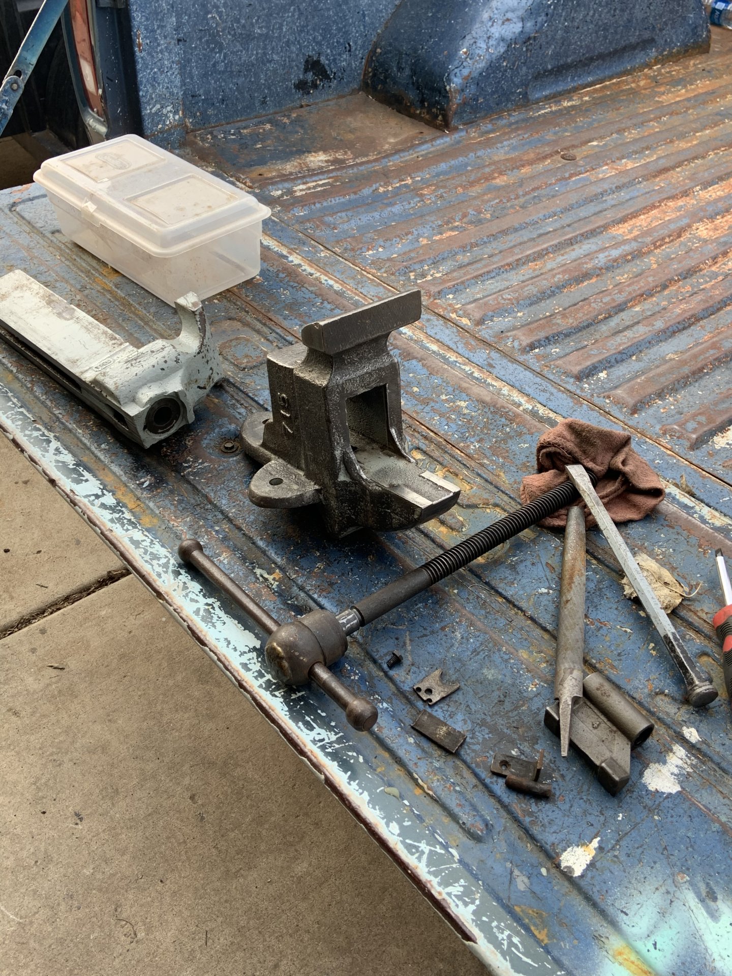 Tailgate vise outlet