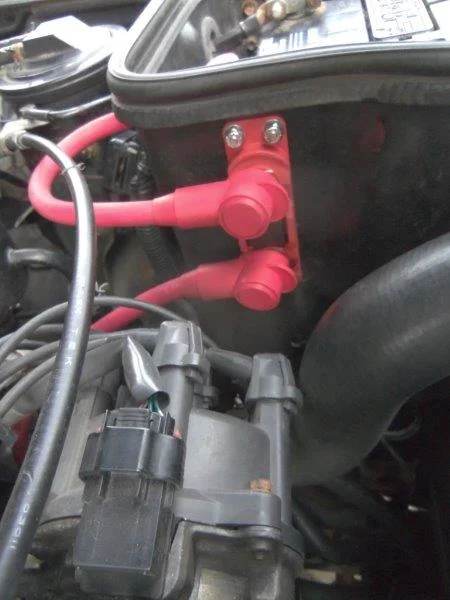Alternator fuse holder on battery box.webp