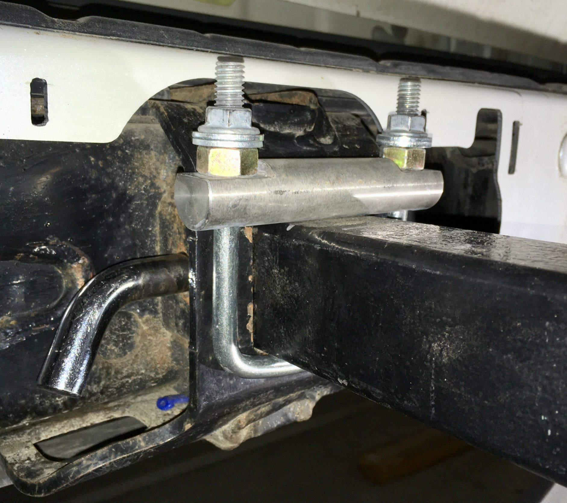 Trailer hitch quieter/ anti-rattle .... need help from you fabricators ...