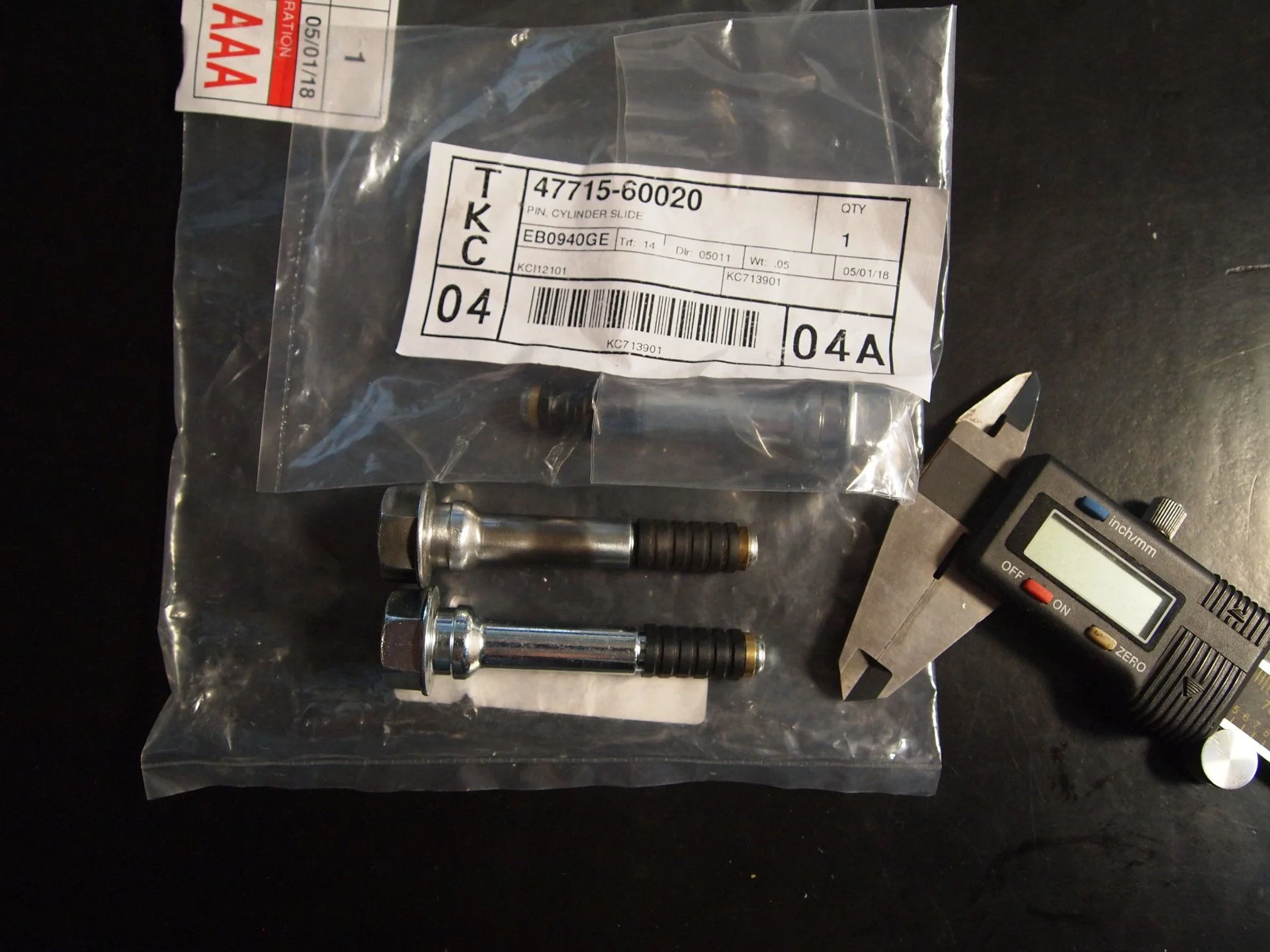 Brake caliper R slide pin -0.30mm difference from new.webp