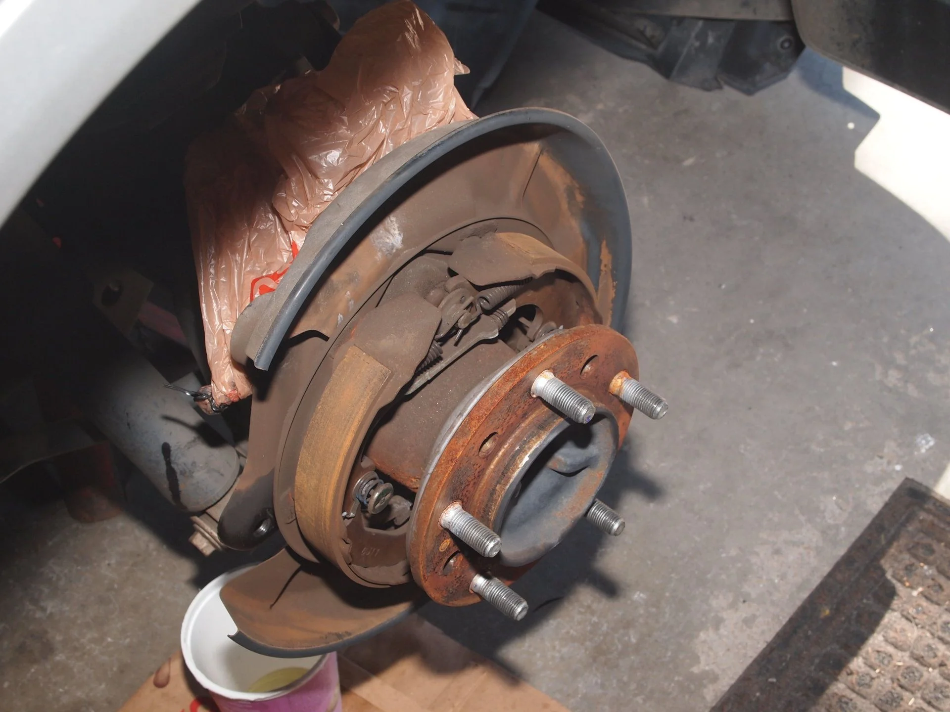 Brakes rear Remove (14).JPG