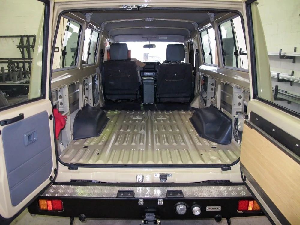 Build_54_Land_Cruiser_Troop-Carrier.webp